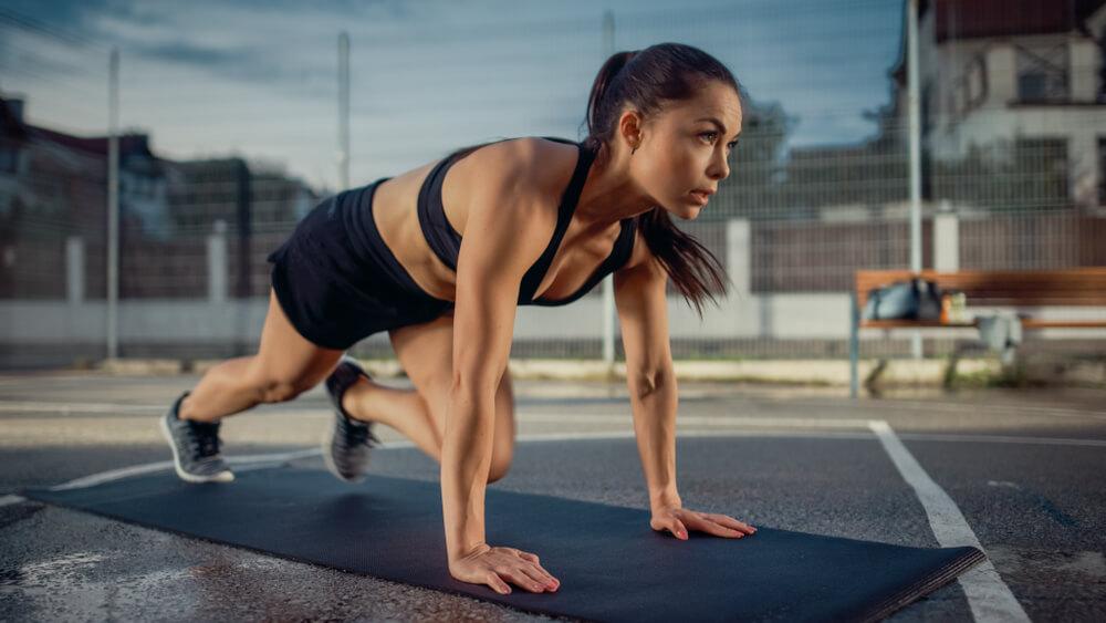 Woman doing mountain climber exercise