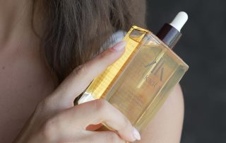 Holding the Takkra haircare oil